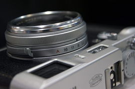 富士X100數(shù)碼相機(jī) 經(jīng)典設(shè)計(jì)與現(xiàn)代科技的完美融合